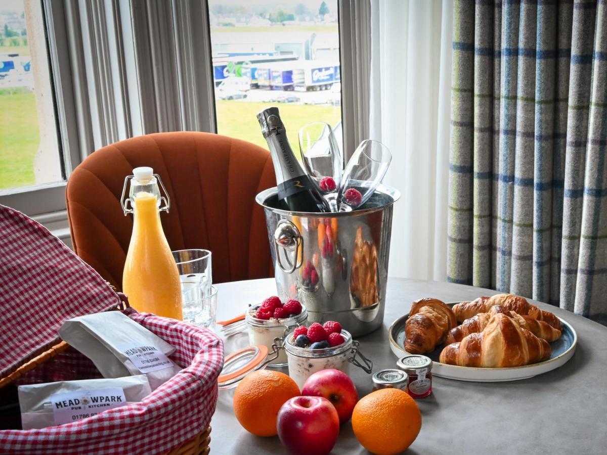 The Meadowpark Bar, Kitchen & Rooms Стерлинг Экстерьер фото